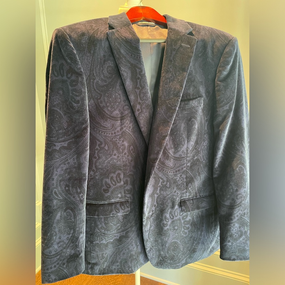 Men’s velvet, paisley sport coat.